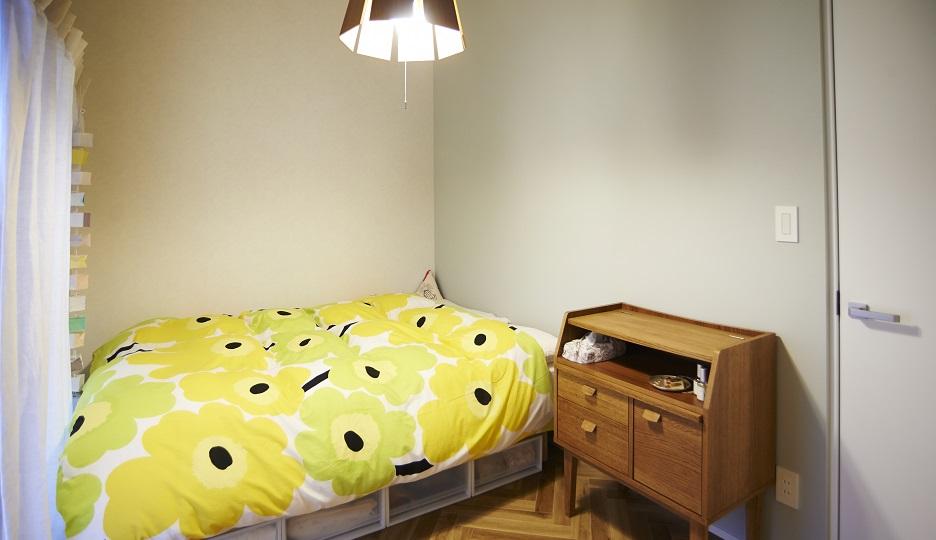 無垢材風のヘリンボーン床で寝室を明るくのリノベーション事例