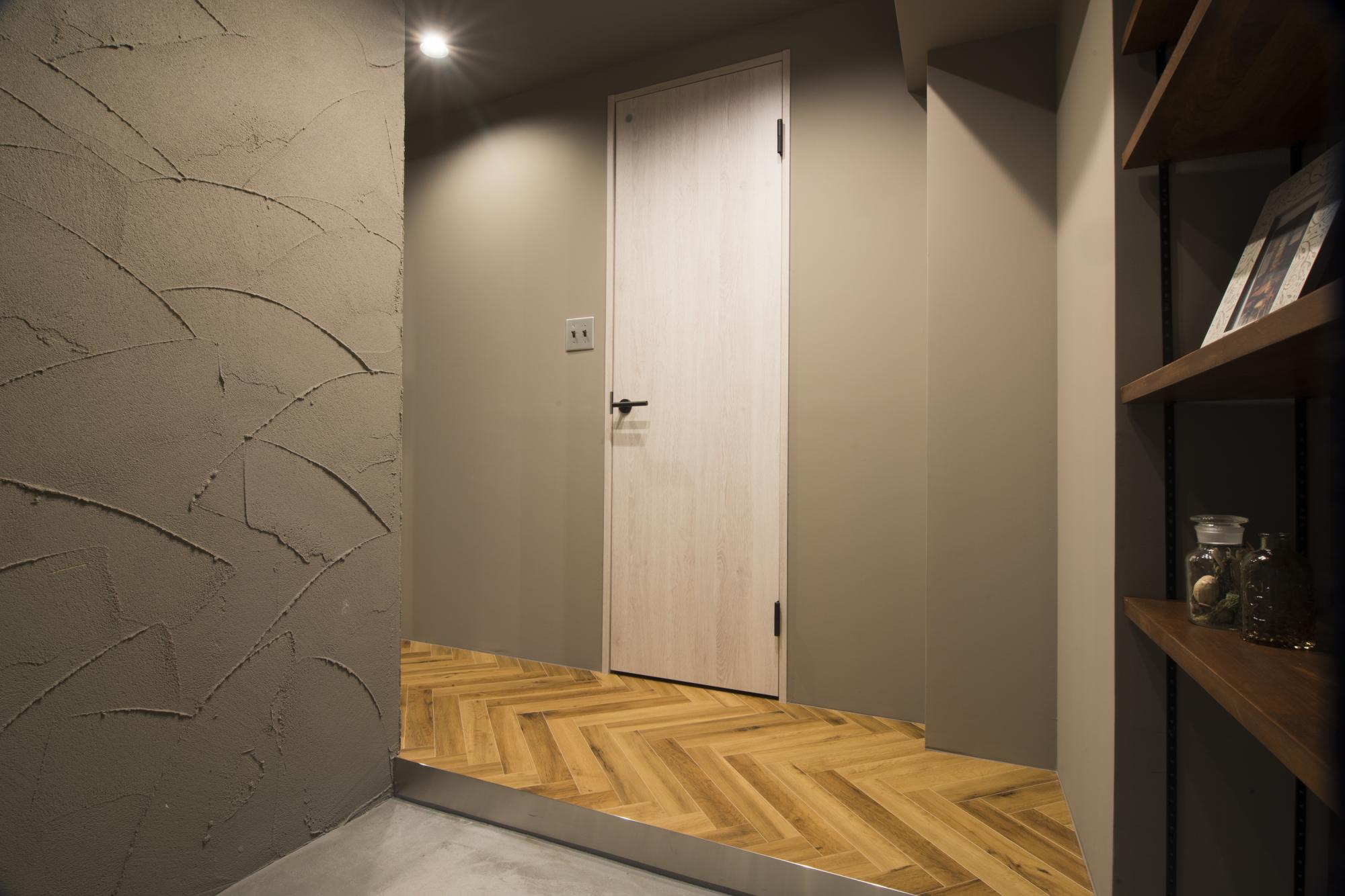 室内に引き込まれるような玄関のリノベーション事例