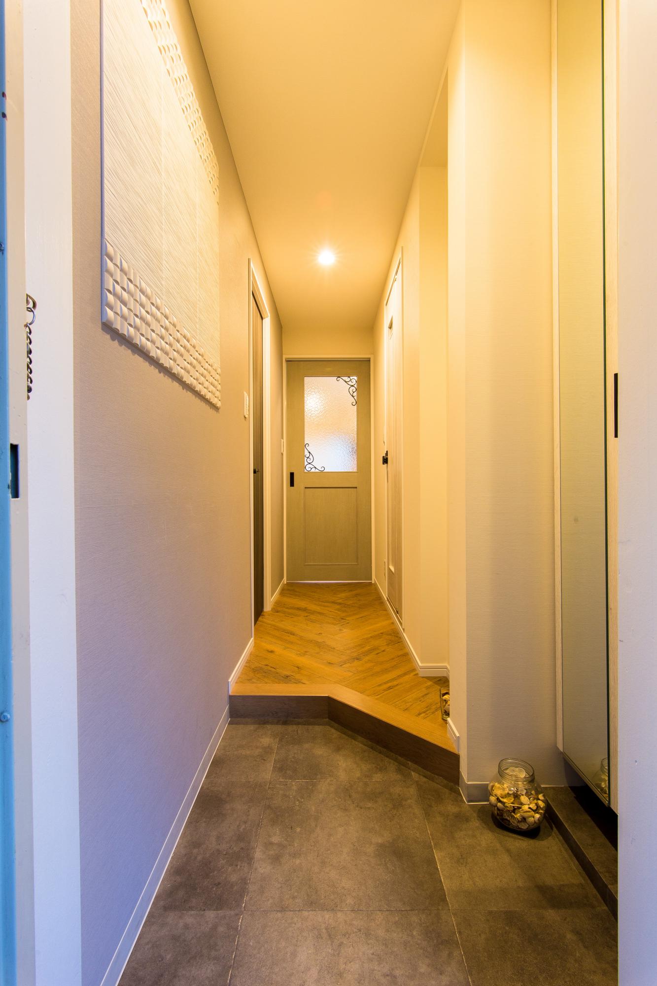 家族を温かく出迎えるほっとできる玄関のリノベーション事例