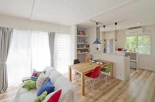 ガラスブロックを壁に埋め込んでインテリアの一部にのリノベーション事例