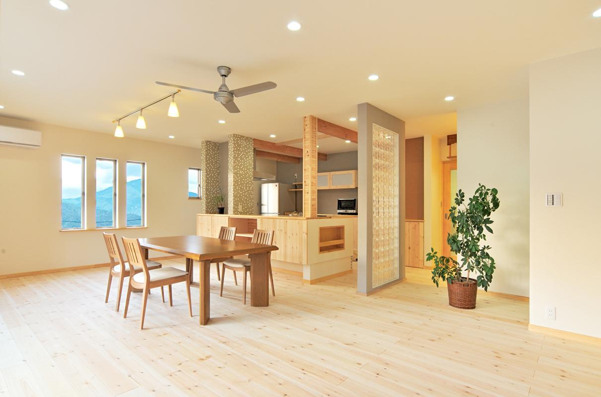 キッチンの目隠しにガラスブロックを使用のリノベーション事例