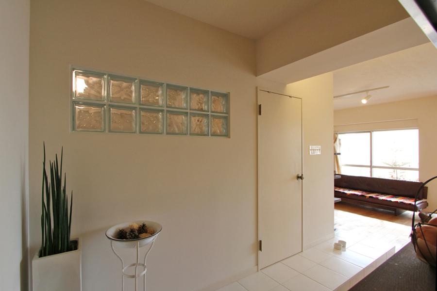 浴室の光から家族の気配が感じられるリビングのリノベーション事例