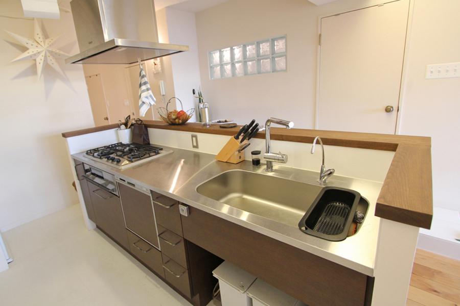 浴室の光から家族の気配が感じられるリビングのリノベーション事例