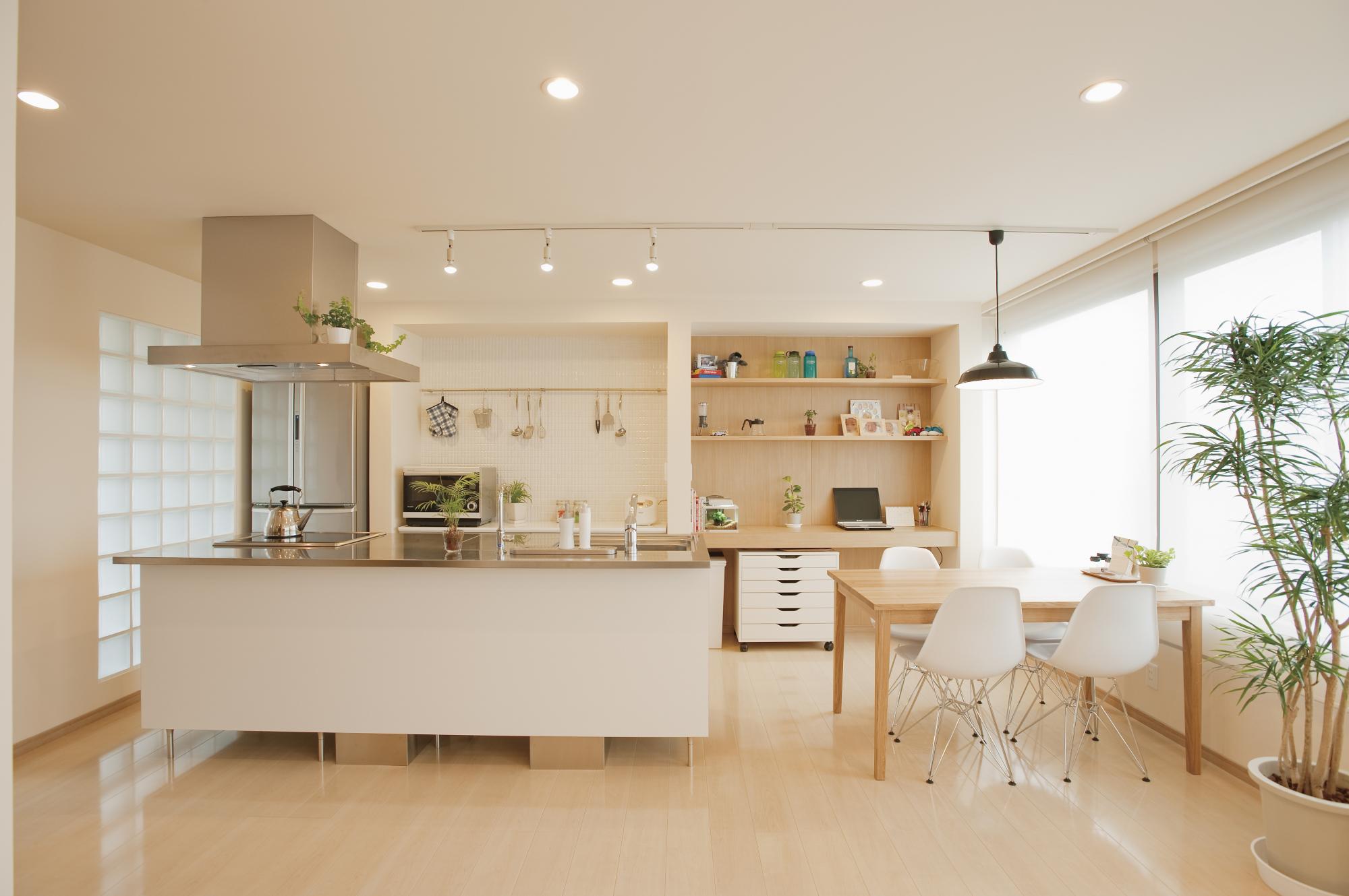 両サイドからキッチンに差し込む光のリノベーション事例