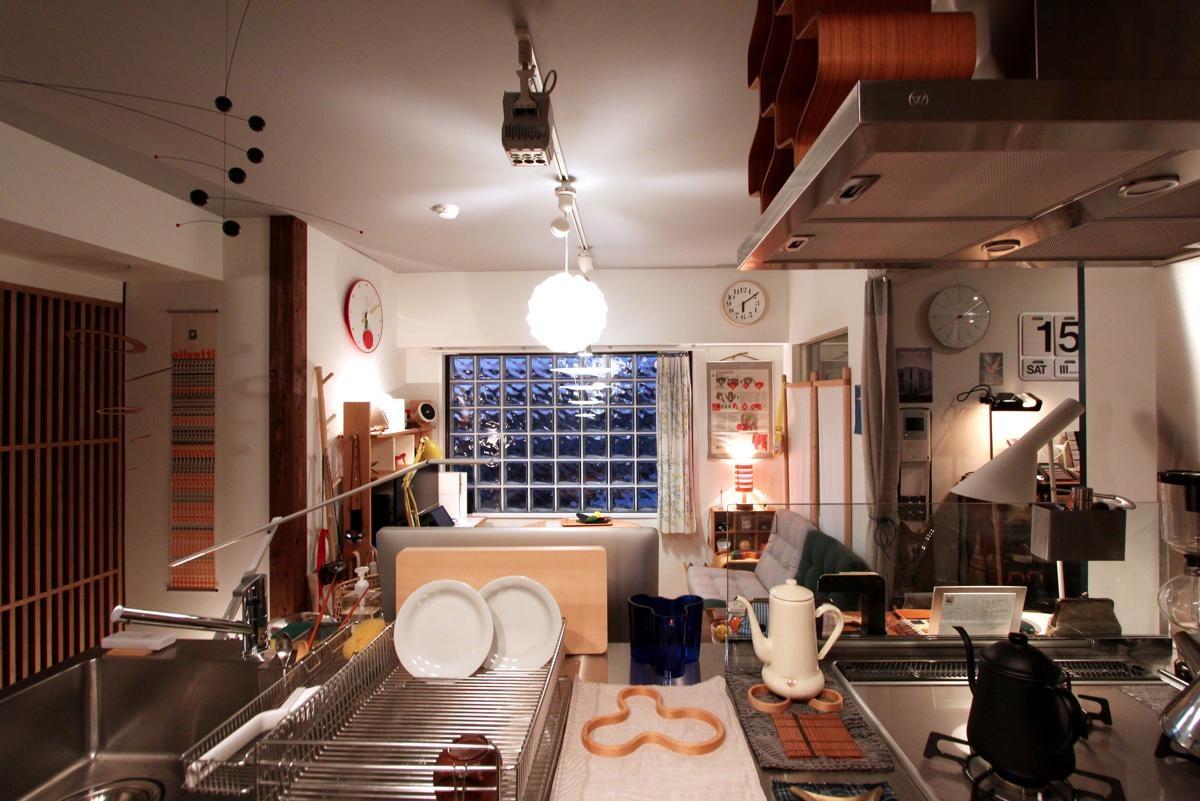 キッチンから見えるガラスブロックが印象的のリノベーション事例