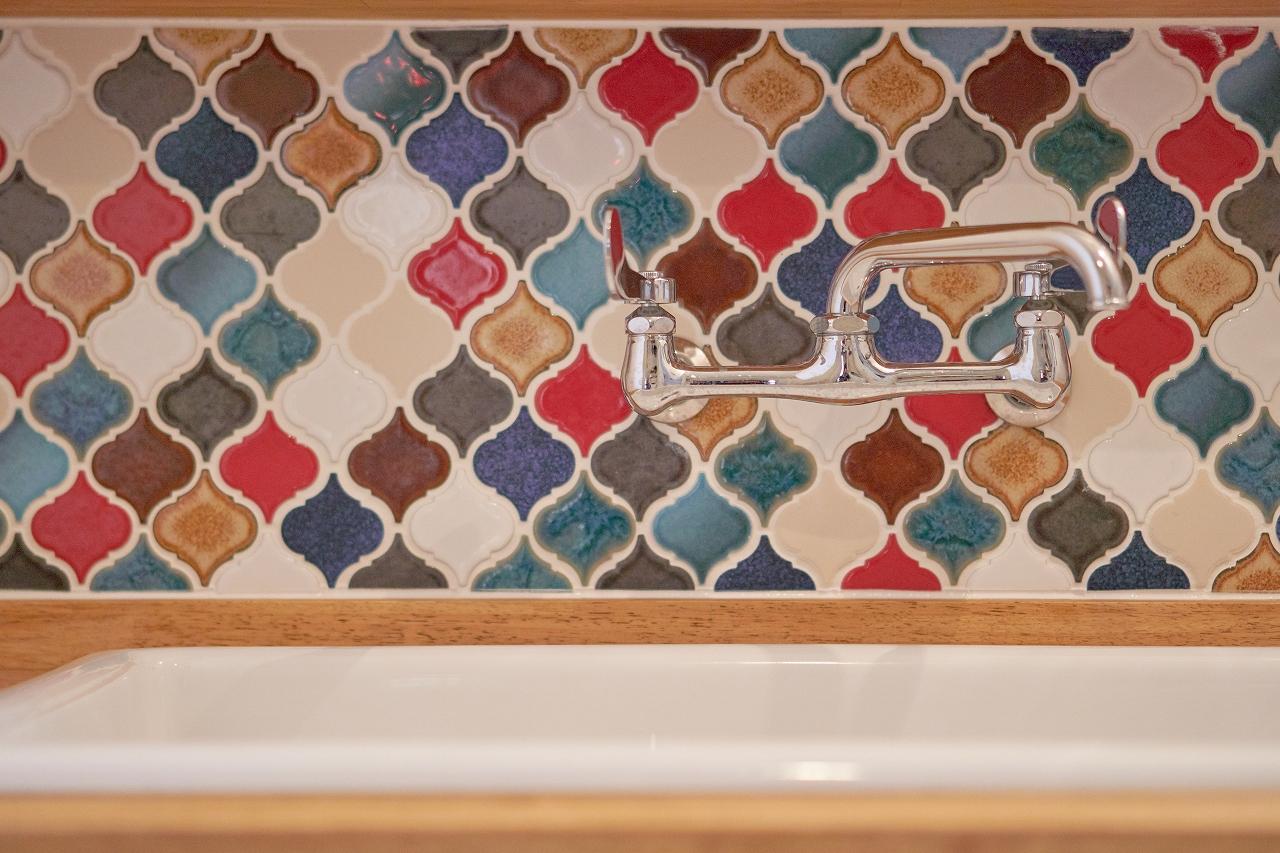 カラフルなタイルで気分アップ！洗面所を明るくのリノベーション事例