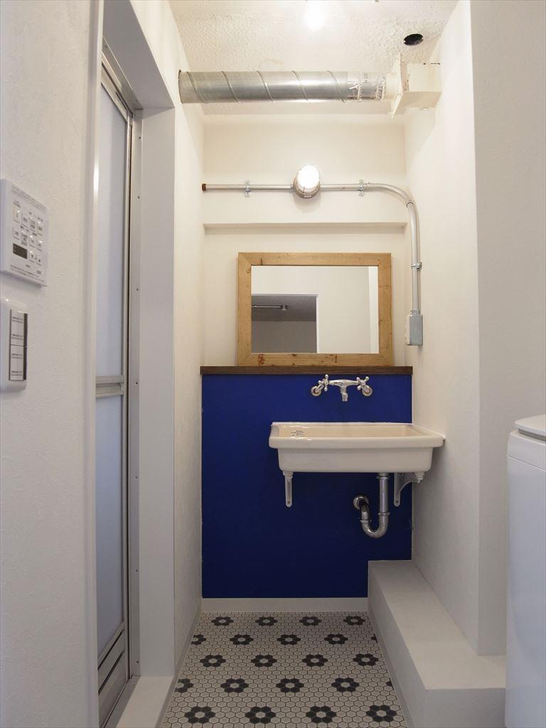 水回りは花模様のタイルでキュートにのリノベーション事例