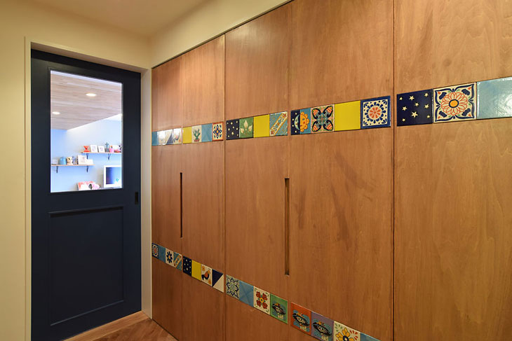メキシカンタイルでクローゼットを華やかにのリノベーション事例