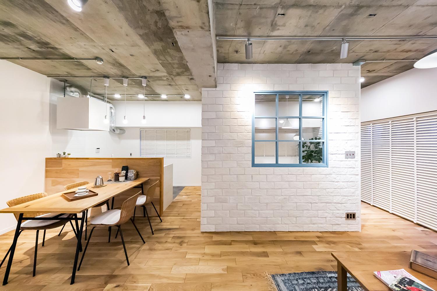 白いタイルと水色の窓枠がキュートな印象を与えるリビングダイニングのリノベーション事例