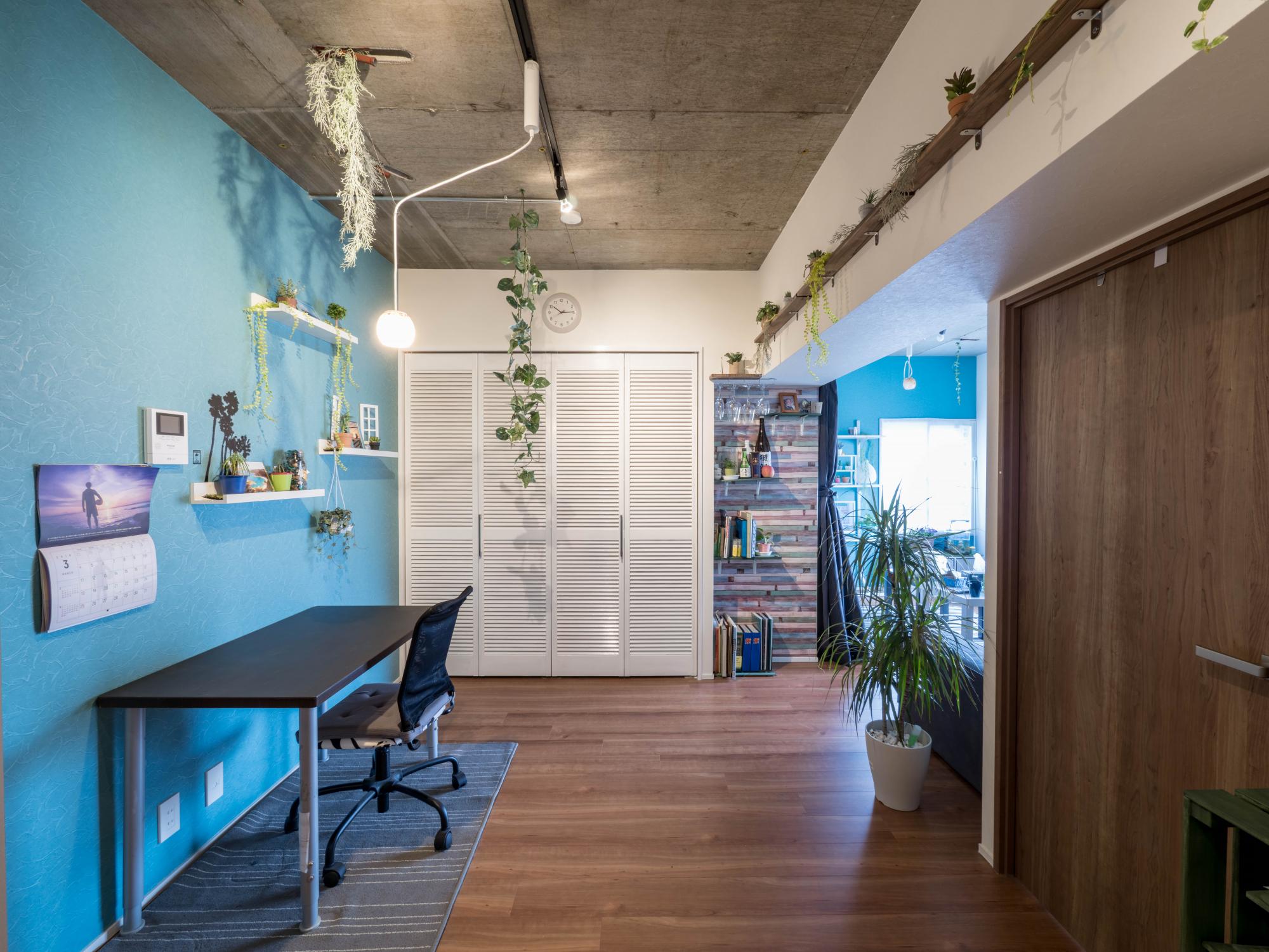 天然のグリーンがよく似合うブルーのクロスがおしゃれのリノベーション事例