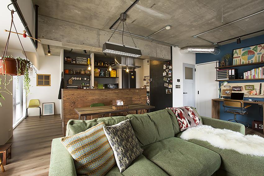 魅せる収納を引き立たせ、心地よい穏やかな空間にのリノベーション事例