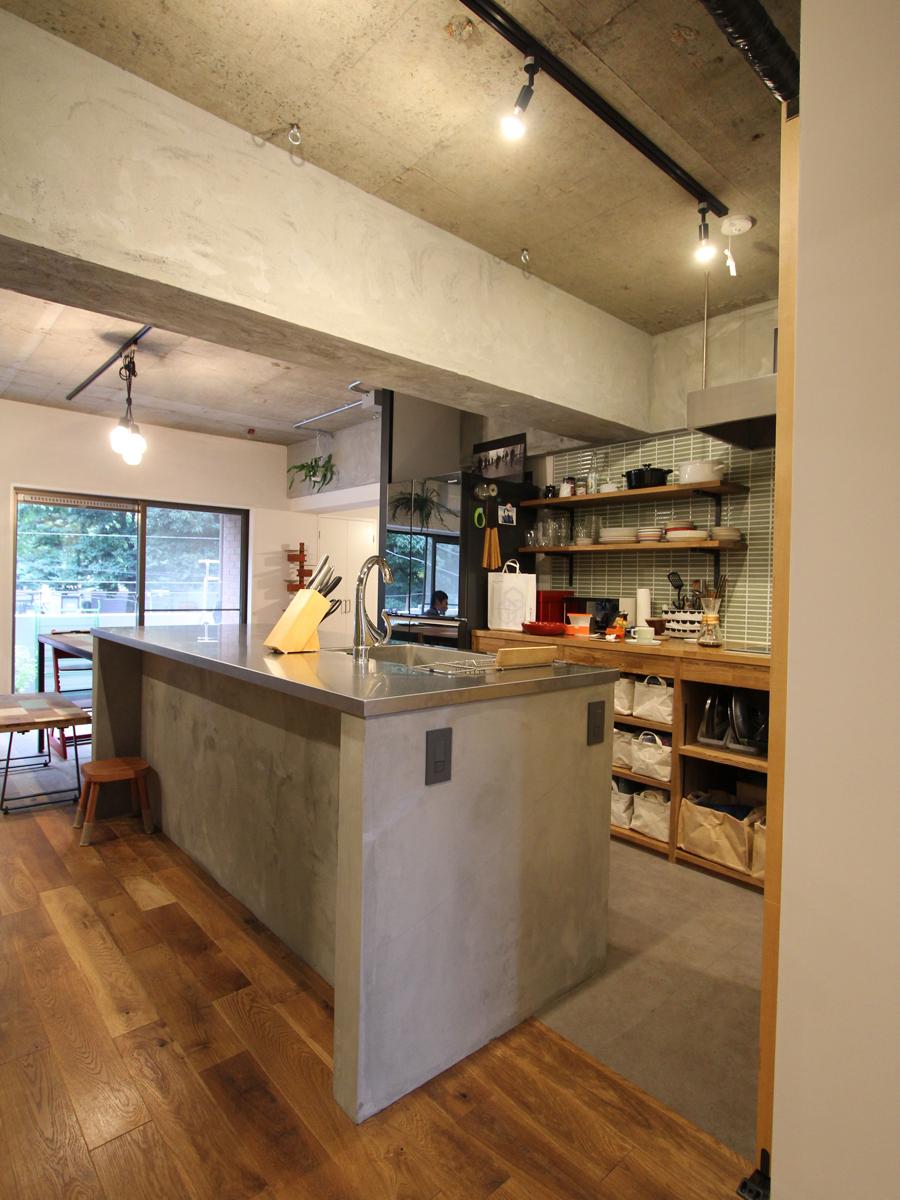 思う存分楽しめる！モルタルを使用したキッチンのリノベーション事例
