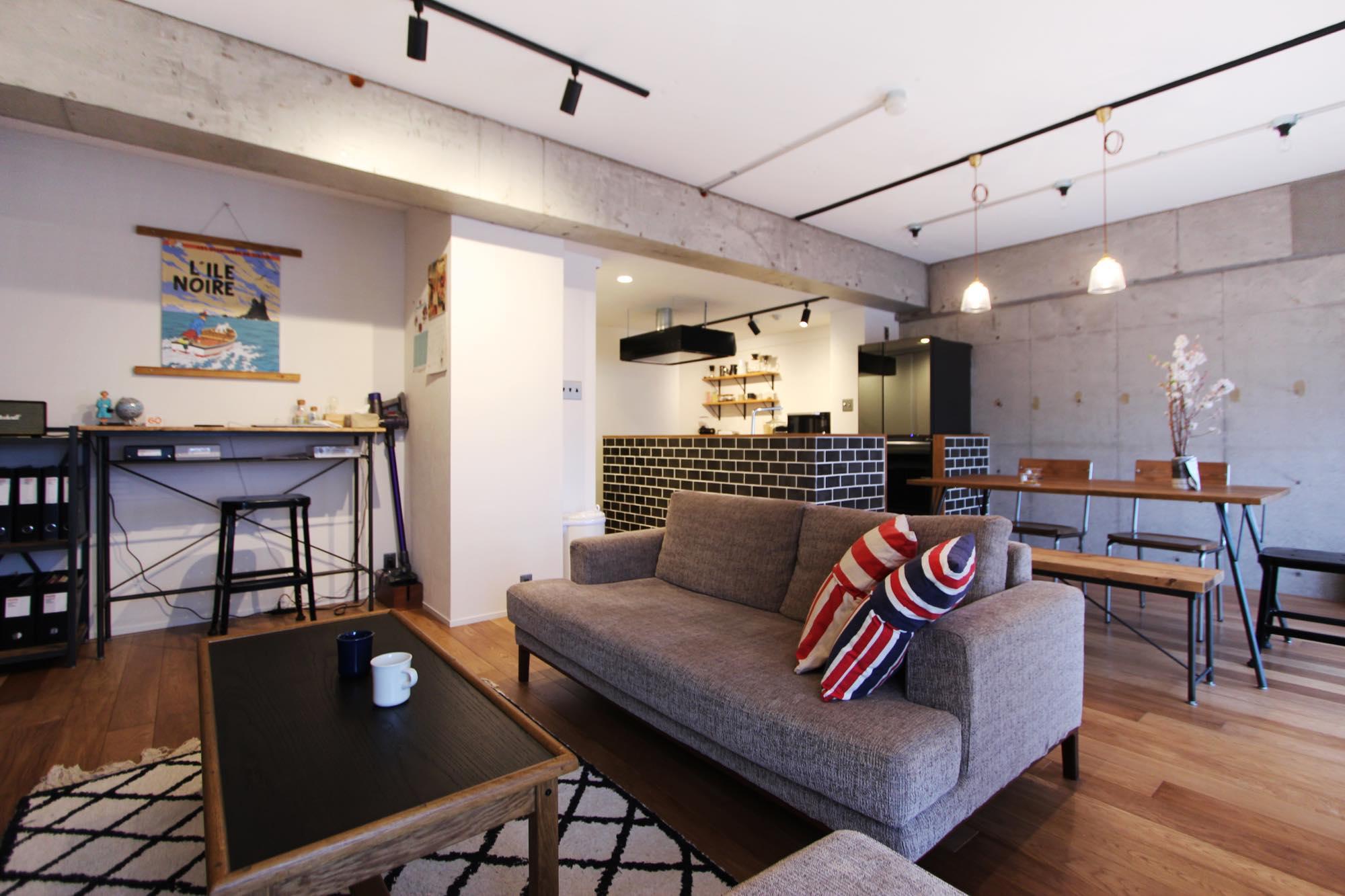 現代的で温かみのある場所のリノベーション事例