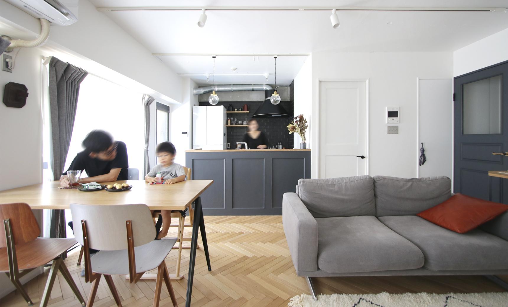 明るい陽射しがあるからグレーが生きるのリノベーション事例