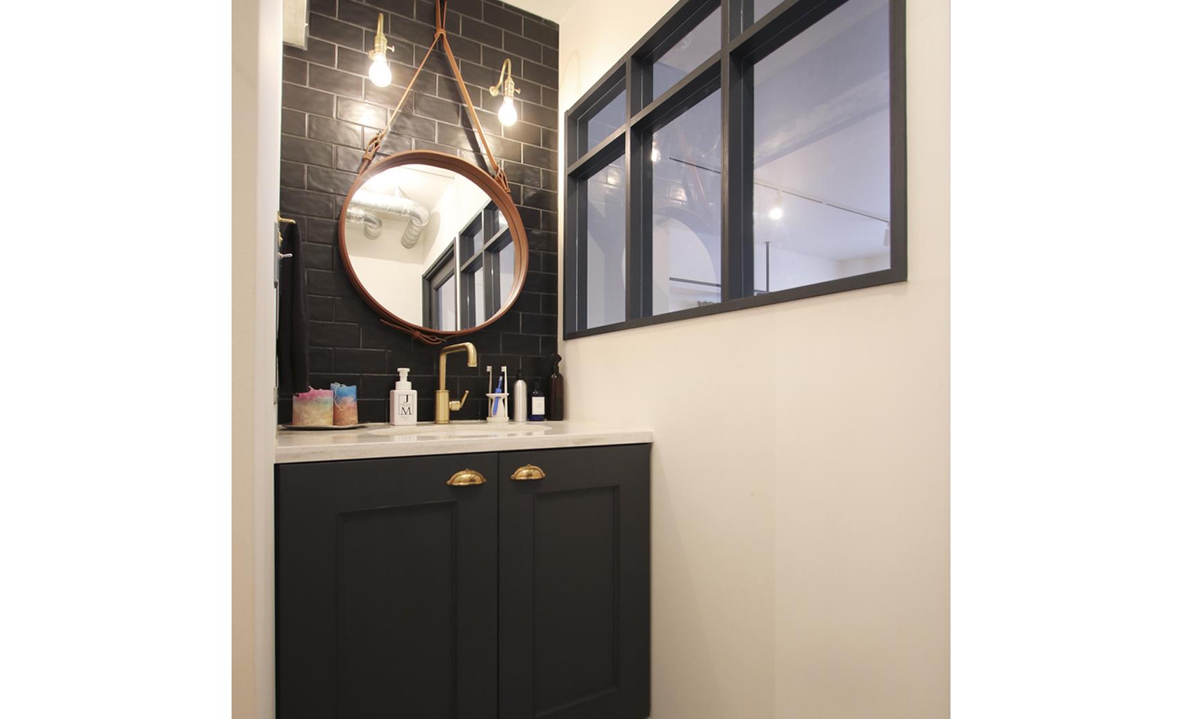 明るい陽射しがあるからグレーが生きるのリノベーション事例