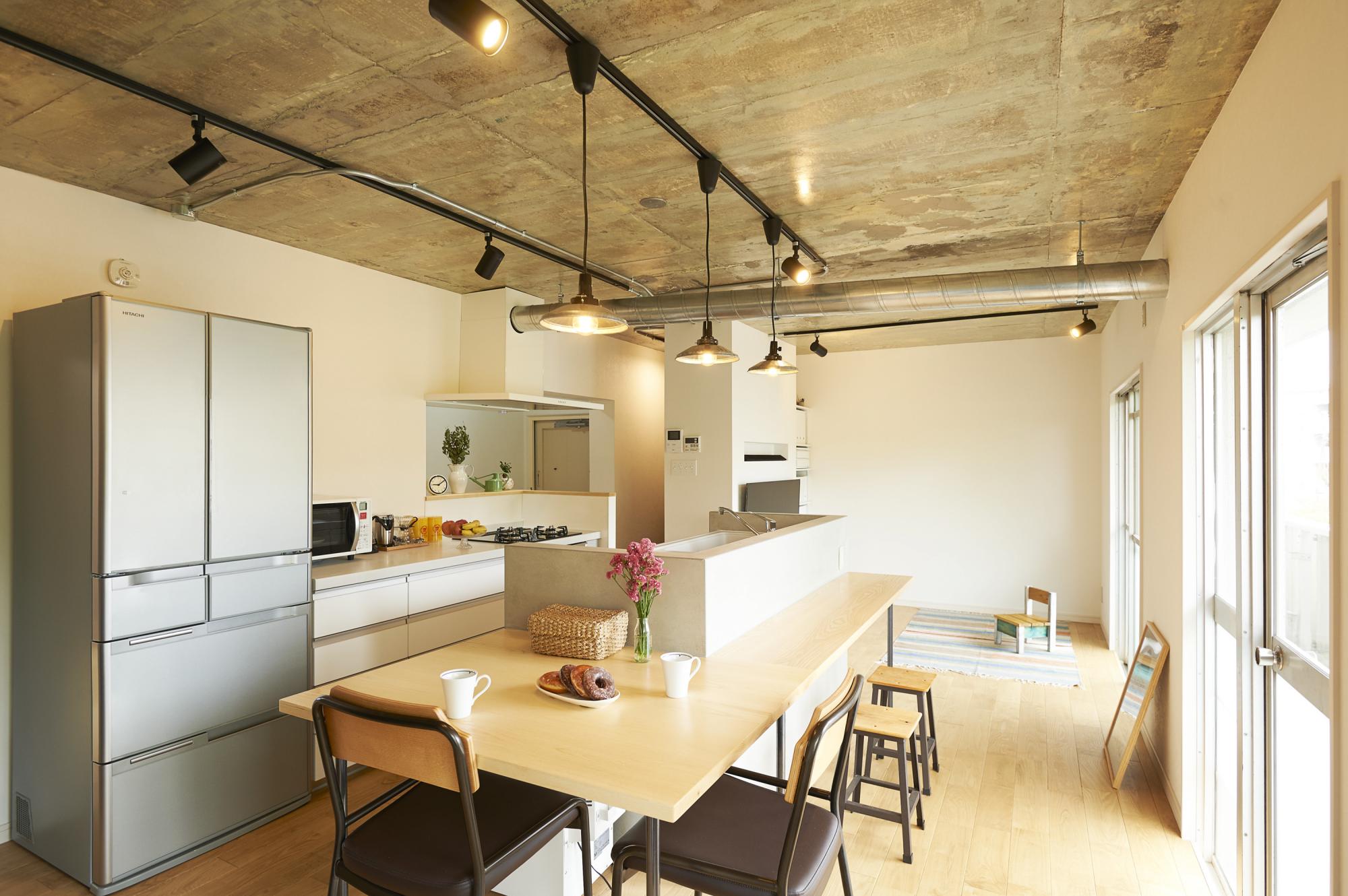 暮らしの真ん中にキッチンがある家のリノベーション事例