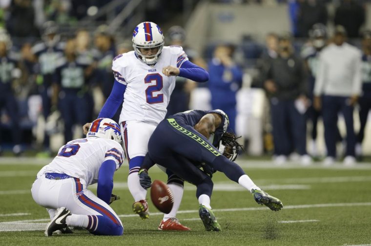 バッファロー・ビルズのダン・カーペンターのキックを阻もうとするシアトル・シーホークスのリチャード・シャーマン【AP Photo/John Froschauer】