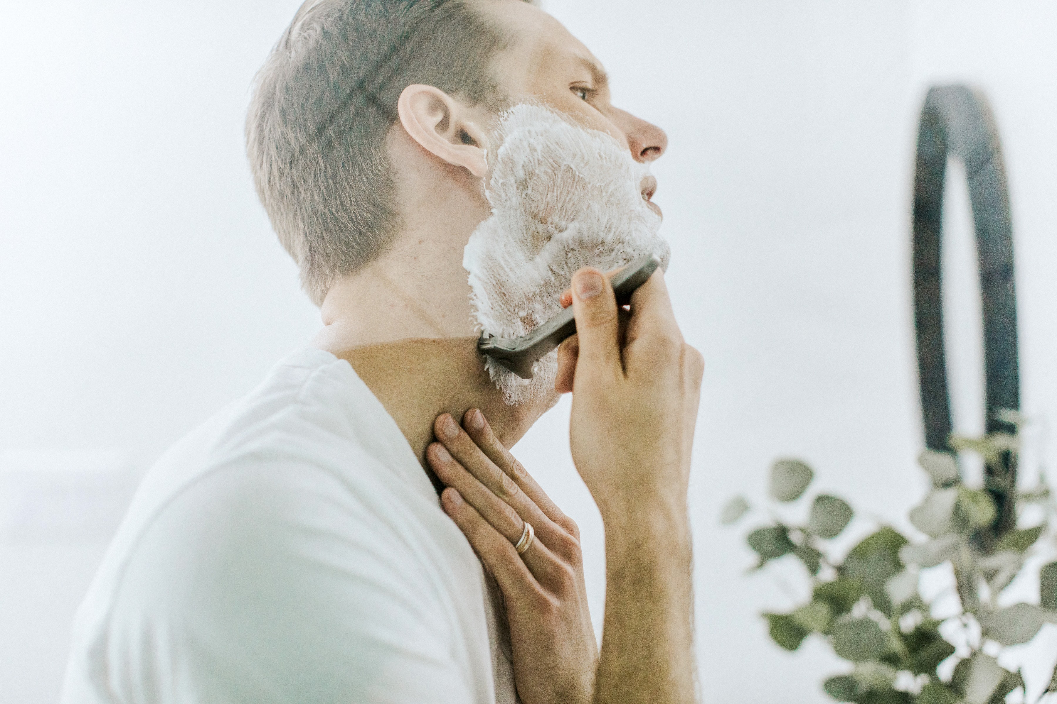 ヒゲを剃っていて顔を切った は英語で I Cut Myself Shaving ニック式英会話