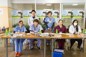 受付を担当してくれたのは本学の在学生。循環農学類の学生はつなぎ、環境共生学類の学生は白衣、獣医学類と獣医保健看護学類の学生はスクラブを着用してのお出迎え。実習着を着た在学生を見て、自分も入学してあれを着たい!!と思った方もいるはず。
