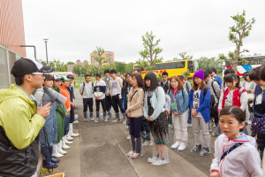 こちらは牛舎見学での1コマ。本学には牛舎は2つありますが、この牛舎乳牛のみを飼育しています。説明してくれているのは「乳牛研究会」というサークルの皆さんです。