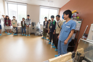 続いては動物医療センターの見学の様子を覗いてみましょう。こちらでは普段動物医療センターでゼミ活動を行っている5年生の皆さんに案内をしてもらいました。この部屋はリハビリテーション室。主に獣医保健看護学類の学生が使用します。