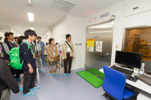 こちらはMRI検査室です。犬や猫も人間と同じようにMRIやCT、レントゲンを撮ります。また、本学には「画像診断学ユニット」があり、ここに所属している獣医学類の学生さんは、画像診断を専門に学んでいます。