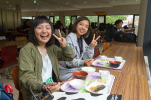 見学の後にはお待ちかねの学食体験!受付でもらった500円分の学食チケットと交換で好きなメニューを食べることができます。学食は学生の強い味方!なんと、ラーメンは300円あれば食べることができるのです。500円分のチケットがあればお腹いっぱいです!