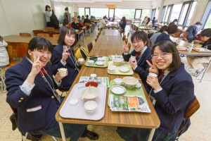 食後にはデザートとして酪農学園大学特製のアイスクリームを食べてもらいました。実はこのアイスクリーム、本学の牛から搾乳した牛乳で学生さんが作っているんですよ!まさにメイドイン酪農!味はバニラ、チョコ、ストロベリーと三種類ありますが、1番人気はバニラ味です。