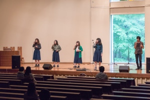 ご飯を食べた後は別な見学コースに行ったり、部活・サークル見学に行ったり。今回はア・カペラサークル「唄種」の皆さんがライブを行ってくれました!