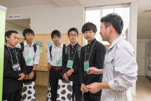 空き時間には受付にいた学生スタッフと談笑する方も。今どんなことを学んでいますか?酪農学園大学って楽しいですか?など、色んな質問が出ました。在学生だからこそ知っている裏話なんかも聞けるかも…!!