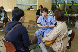 獣医学類の学生スタッフとのお話では高校生もお母さんも真剣。入学前にどんな勉強をしたんですか?今どんな研究を専門にやっているんですか?授業って難しいですか?などたくさんの質問が!在学生も自分が高校生だったときのことを思い出しながら色々とアドバイスしてくれました。