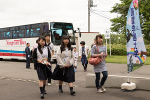 新札幌駅と札幌駅より無料送迎バスが発車していますので、こちらを利用して本学に来る方も。バスから会場までも学生が誘導してくれるので迷う心配はありません!
