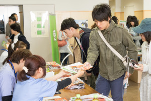 無料送迎バス以外で来られた方は受付へ。パンフレットと学食の無料チケットを貰います。