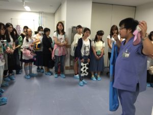 次は動物医療センターの見学の様子を見てみましょう。本学の動物医療センターは改修工事を行い、7月8日にリニューアルオープンしたばかりです。説明をしてくれたのは、現役の獣医学類の学生です。こちらはCTやMRI、X線などの画像診断を行う部屋です。