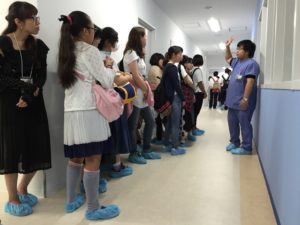 医療センターでのこと、学生生活でのこと、何か質問はありませんか?と学生スタッフ積極的にお声掛け。ちなみにこの学生さんは動物の腫瘍(がん)についての研究室に所属しており、主に腫瘍科の先生の下で勉強をしています。