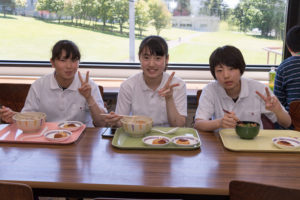 施設見学から帰ってきたらお待ちかねの学食体験!受付でもらった500円分の食券で好きなものを食べられます。500円しかないの?と思ったアナタ、学生の強い味方、学生食堂ではラーメンが300円台で食べられちゃいます。500円あればお腹一杯です。