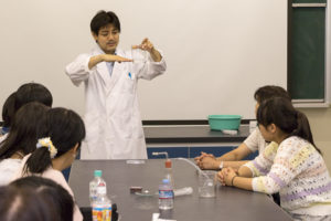こちらは獣医学類のイベント会場です。人や動物も「地球」という大きな生態系の一部です。現在世界では気候変動や人口増加により、感染症が大きな問題となっています。そこで、人・動物・環境がうまく共存していくためにはどうしたらよいのかを獣医学という視点からお話しがありました。