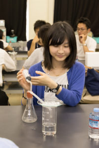 先生の説明の後いざ実験!何の実験かというと、雲を作る実験です。実は飛行機や排気ガスなどが核となって雲ができることがあり、そうしてできた雲は人体や動物、環境に悪影響を及ぼす可能性があります。逆に、雲が空を覆うと光が入らないため、地球の温度を下げるという効果もあります。温暖化が進む今、雲という当たり前にある存在がわたしたち人間や動物の健康に大きく影響することになるかもしれません。今回は排気ガスの代わりに、擦った後のマッチの煙を使いました。