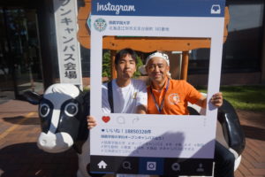 色んなイベントに参加できたし、帰りの送迎バスの時間が近い。もう帰ろうかな…いやいやちょっと待って!最後に本学の学長と記念撮影はいかがですか?モーモーベンチに座ってもらい、インスタパネルを持って2ショット写真を撮影!携帯の待ち受けにすると合格するとかしないとか…(笑)