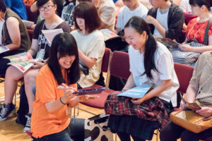 学生ホールで待っている間、学生スタッフがオープンキャンパスの周り方をご提案。「どこの学類を志望していますか?」、「それならここにまず参加して、その後こっちに行ったらいいですよ。」と一人ひとりに合ったプランをご提案。