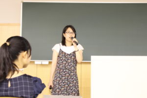 こちらは食と健康学類の会場です。千葉県出身のこの先輩は、食品に興味があり、その中でも食品について実習が多く、実践的に学ぶことが出来るという理由で本学を志望したそうです。お話の中では乳製品や肉製品の実習で作ったアイスやベーコン、ソーセージの写真も見せてくれました。実習で作ったものは各自持ち帰ることができるので、一人暮らしの先輩にとってはかなり嬉しい実習のようです。また、現在進めている研究内容を高校生のみなさんにもわかりやすく説明してくれました。