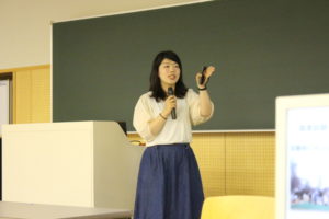こちらは管理栄養士コースの先輩です。とにかくたべることが大好きというこの先輩は、中学生の時に「人と食べることの関係をもっと知りたい!」と思ったことから管理栄養士を目指すことに。北海道で7年連続国家試験の合格率が1位の本学に進学を決めたそうです。お話の中では管理栄養士コースの授業のこと、管理栄養士コースにはどんな研究室があるのか、病院実習や保健所への学外実習についてなど、酪農学園大学の管理栄養士コースについて紹介してくれました。また、本学の管理栄養士コースには国家試験に向けていろんな願掛けイベントがあります。例えば、国家試験で滑らないように雪で作った滑り台を滑る!とか、札幌で1番大きな神社にみんなでお参りに行く!などなど。勉強はもちろん大変ですが、楽しく勉強できるのが本学の管理栄養士コースなのです。