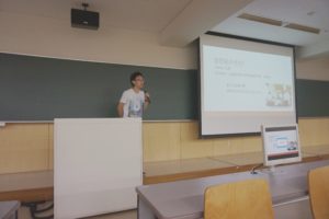 管理栄養士コースからもう1名、お話してくれたのが大学生…ではなく大学院生の先輩です。本学の管理栄養士コースを卒業後、社会人として働きながら本学の大学院に進学しました。今回は自分の研究についてではなく、管理栄養士という職業を目指すということはどういうことなのかお話してくれました。「そもそも栄養とは?」「管理栄養士ができることって?」「管理栄養士の勤務先は?」「管理栄養士は世界で活躍できるか?」など、管理栄養士という職業を目指している方には大変勉強になったのではないでしょうか。