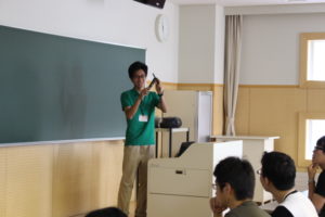 環境共生学類の会場では、福島県出身の4年生の先輩がお話ししてくれました。この先輩が所属しているのは「野生動物保護管理学研究室」です。学外へ野生動物の調査に行くことが非常に多く、体力が必要なことから学生の間ではブラックゼミなんて呼ばれることも…笑環境共生学類の学生ならではの「調査バイト」についてもお話があり、エゾシカにGPS首輪を装着するための生態捕獲も体験したそうです。その他、研究室で行っている調査内容、先輩自身が取り組んでいる卒業論文の研究内容など野生動物に興味がある方にはわくわくするような内容だったのではないでしょうか。また、環境共生学類では、近隣の小学校に出向き、外来生物の脅威や生き物を飼ったら死ぬまで飼育しようという終生飼育の大切さなどを教える環境教育も行っており、動物だけではなく人との交流もたくさんあります。ちなみにこの先輩は卒業後就職ではなく、大学院へ進学する予定です。