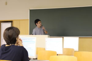こちらは獣医学類の会場の様子。5年生のこの先輩は中学生の時から獣医師を目指しており、1浪して本学へ入学しました。受験生の時に行った勉強方法の紹介も。例えば化学なら暗記カードに書いて覚えたり、問題を友達同士で出し合ったりする。生物の計算問題については公式を覚え、なぜそうなるのかも含めて覚えるようにするなど。また、所属している研究室の研究テーマは牛の疾病の予防とコントロールということで、農場での牛の検診の様子も写真を使って紹介してくれました。