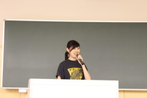 こちらの先輩は獣医保健看護学類の3年生。北海道帯広市の出身で、今は一人暮らしをしています。獣医保健看護学類では2年生から学類犬のお世話が始まります。現在飼育している5頭の学類犬を紹介してくれました。また、3年生では春休みや夏休みを使って学外の動物病院へ行くことになっており、現在学外動物病院の実習中!今回は貴重なお休みを使ってお話ししてくれました。また、それ以外にも所属しているYOSAKOIサークルの紹介も。勉強はもちろんプライベートも充実した学生生活を送っています。
