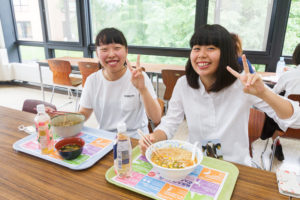 午前中のキャンパスライフ紹介や施設見学を終えたらお楽しみのお昼ご飯!受付で500円分の学食チケットが貰えるので、好きなものが食べられます。また、学食チケットについているアイス1個と交換できるチケットで本学オリジナルのアイスクリームが食べられます。