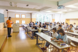 志望している学類が決まっていない人はどうしたらいいの?そんなお悩みを解決してくれるのがこちら。大学概要説明です。本学の施設紹介も含め、各学類の概要、コースの紹介を行っています。午前中に大学概要の説明を聞いてから、午後に興味を持った学類のキャンパスライフ紹介を聞きに行くこともできます。