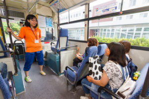 ここからは各施設見学の様子を覗いてみましょう。こちらのバスはオープンキャンパス時のみ運行している学内巡回バスです。男子寮→女子寮→馬術部の間をぐるぐると回っています。もちろんスタッフがバスガイドとして乗っていますので安心です。