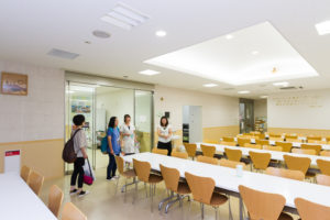 こちらは巡回バスで行ける女子寮の見学の様子です。見ていただいているのは食堂です。男子寮、女子寮ともに朝と夜の2食が提供となります。朝はバイキング形式となっており、学内にある牛舎からとれた新鮮な牛乳を飲むことが出来ます!